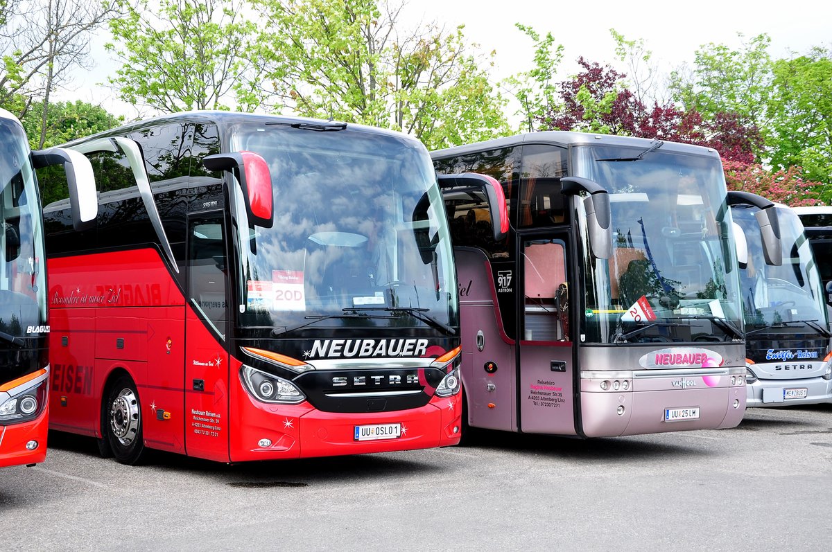 2 Busse von Neubauer Reisen aus sterreich,links ein Setra 516 HDH und rechts ein Van Hool T917 Astron,in Krems gesehen.