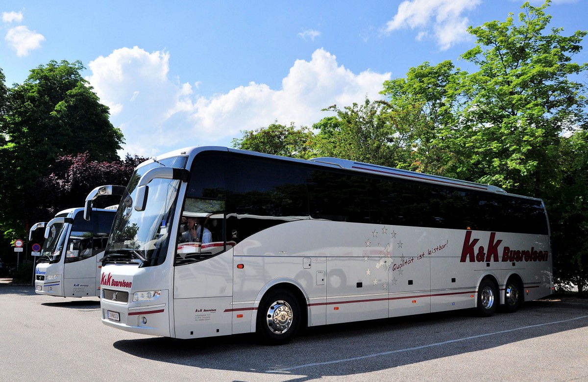 2 mal VOLVO 9700 von  K & K Busreisen aus sterreich am 29.5.2013 in Krems an der Donau.