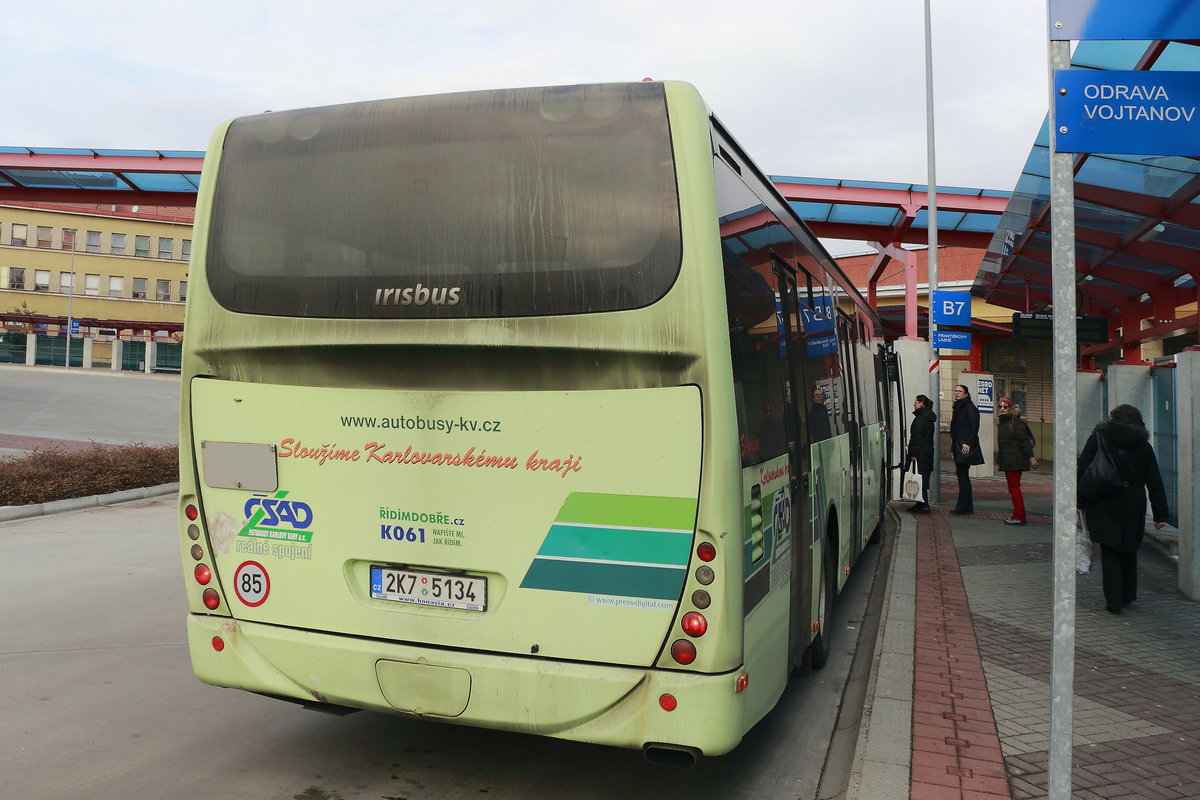 21. Februar 2019, Heckpartie eines Linienbus nach Franzensbad im Busbahnhof Cheb am Bahnhof Cheb 
der Karlovy Vary, Autobusy Karlovy Vary a.s.