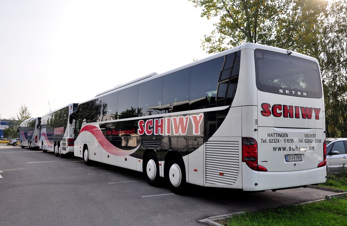 3 mal Busse von Schiwy Reisen,rechts ein Setra 417 GT-HD am 7.10.2014 in Krems.