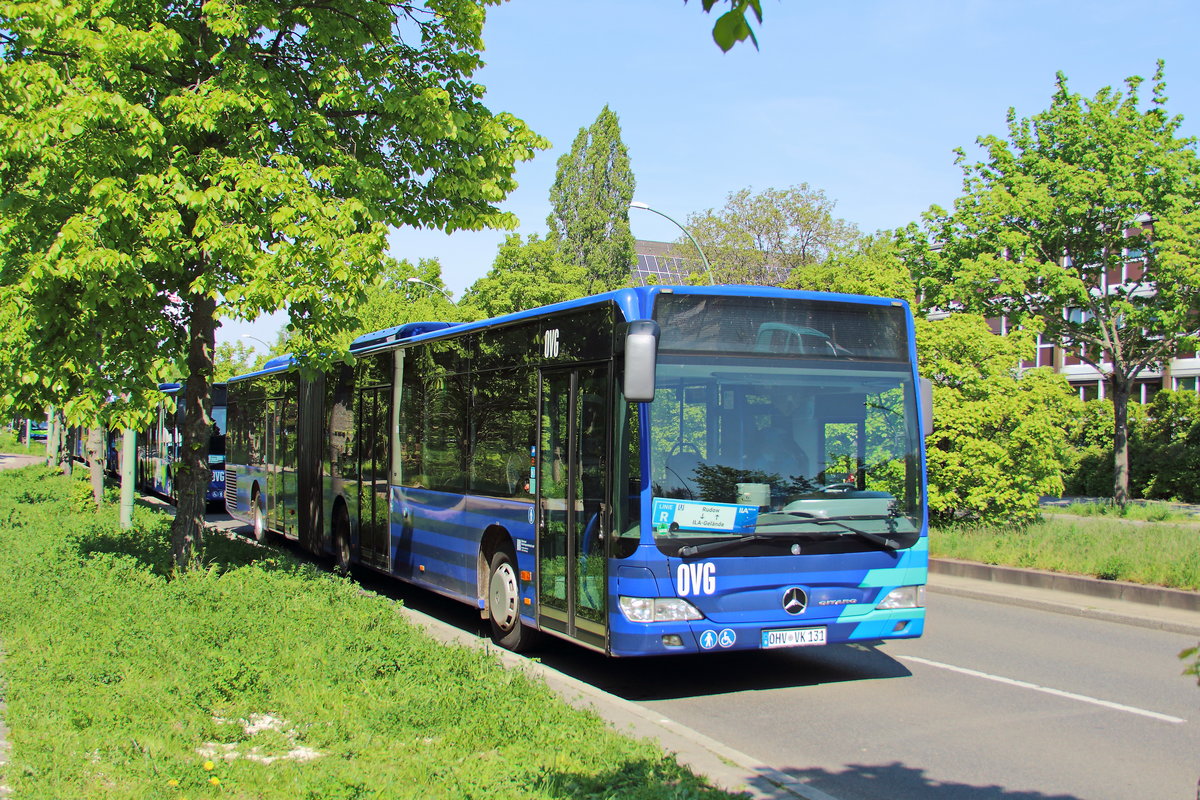 Am 28. April 2018 steht am U Bahnhof Berlin Rudow der Mercedes Benz O 530  Citaro OHV-VK 131 der OVG  aus Oranienburg für Shuttle Fahrten zur ILA 2018 bereit, gesehen vom Fußgängerweg.