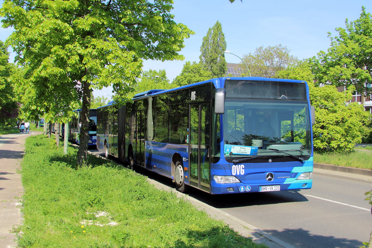 Am 28. April 2018 steht am U Bahnhof Berlin Rudow der Mercedes Benz O 530  Citaro OHV-VK 131 der OVG  aus Oranienburg für Shuttle Fahrten zur ILA 2018 bereit.