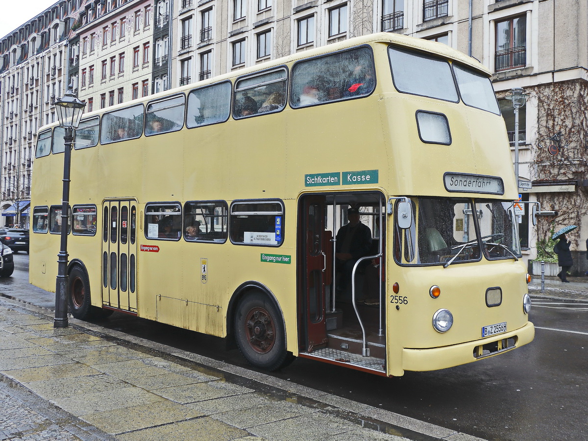 Am Gendarmenmarkt steht am 26. Januar 2019 der ehemaliger BVG Bus - jetzt Traditionsbus.