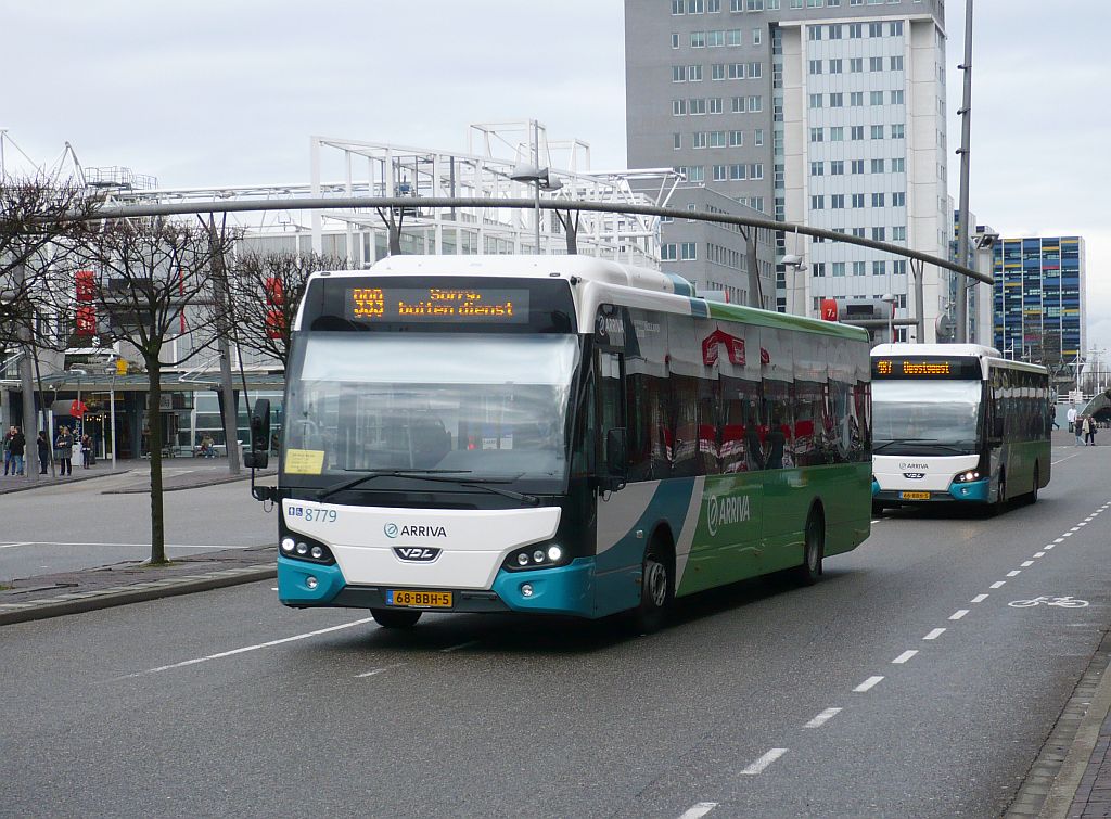 Arriva Bus 8779 und 8777 DAF VDL Citea LLE120 Baujahr 2012. Stationsplein Leiden 16-02-2013.