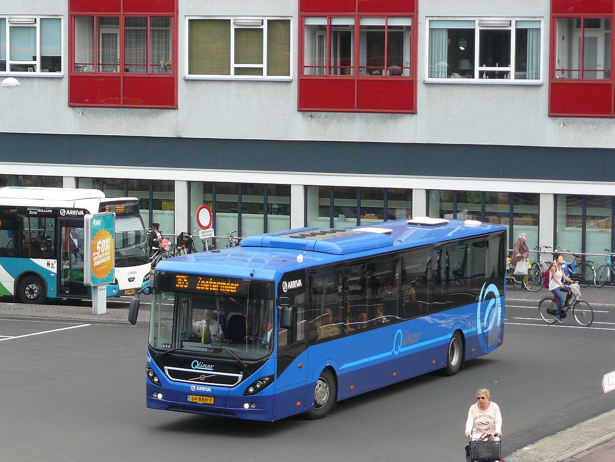 Arriva Qliner Bus  7706 Volvo 8900 Baujahr 2012. Stationsplein, Leiden 08-08-2014.