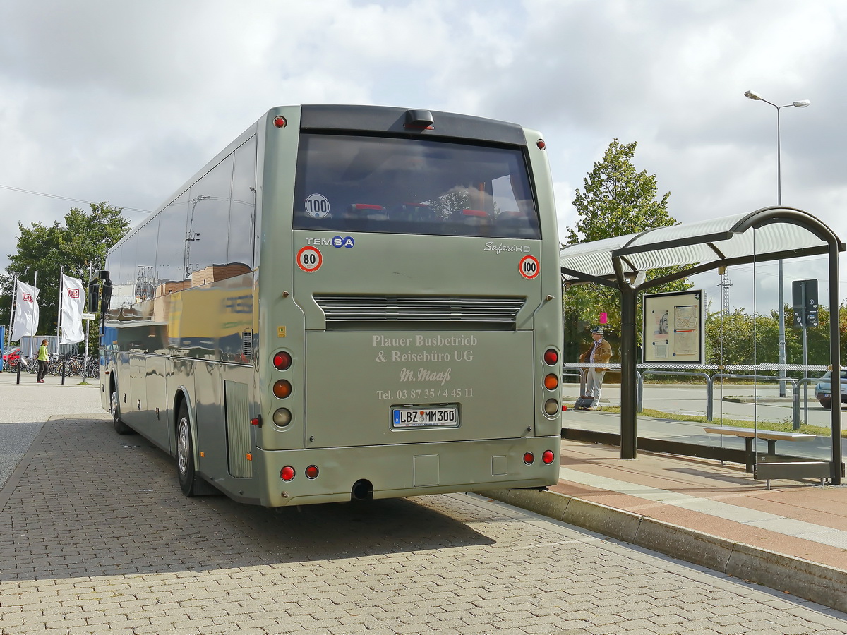Blick auf die Heckpartie am 31. August 2018 auf den Bus der Firma M. Maa GbR aus Plauen in Rostock am Hauptbahnhof.