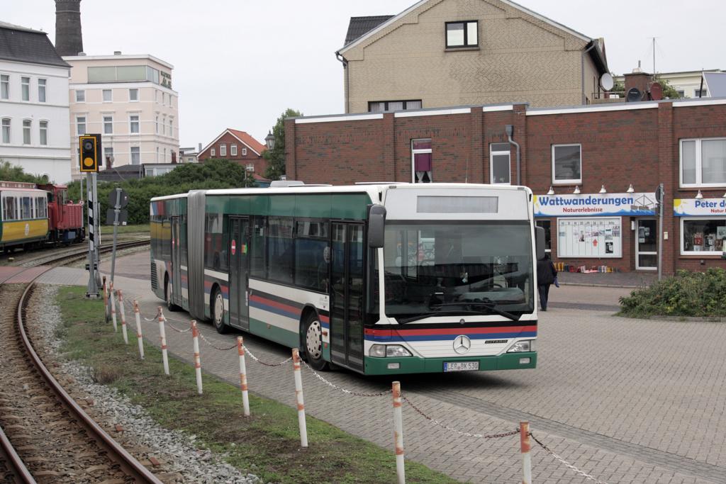 Borkum - Busbahnhof im Zentrum 21.09.2013
Mercedes Benz Citaro Gelenkbus der Borkumer Kleinbahn.
Die Klassifizierung in der Kategorie muss nicht stimmen. Ich wei nur,
dass es ein Citaro ist. Wer es genauer wei, kann sich ja melden. Dann
ergnze bzw. ndere ich die Angabe.