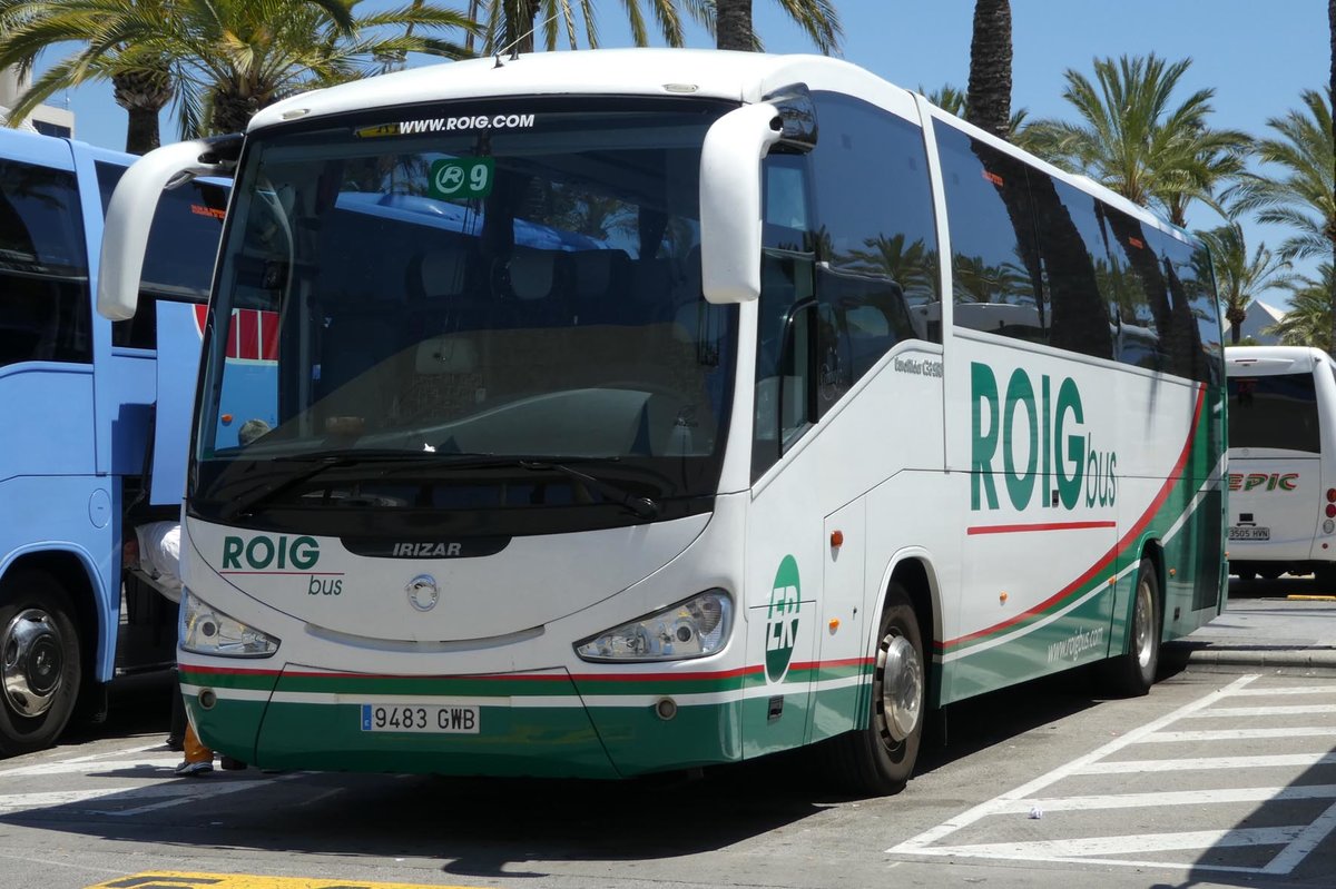 Bus der Firma  ROIG  steht am Airport Palma /Mallorca im Juni 2016