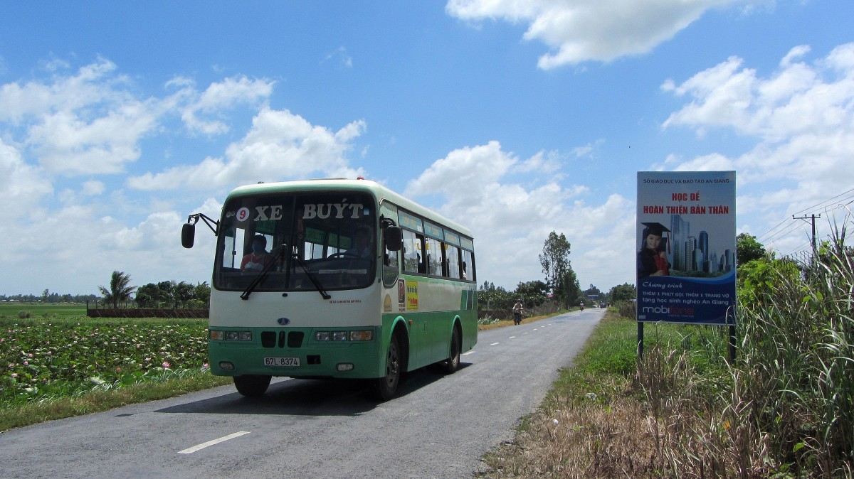 Bus der Linie 9 nach XE BUYT in der Nhe von Chau Doc in Vietnam bei einem Lotosfeld.(19.8.2013)