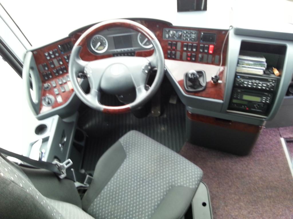 Cockpit im Setra 416 HDH mit  ppiger Sonderausstattung  vom Reisebusunternehmer GSCHWEDNER aus Obersterreich in Krems.