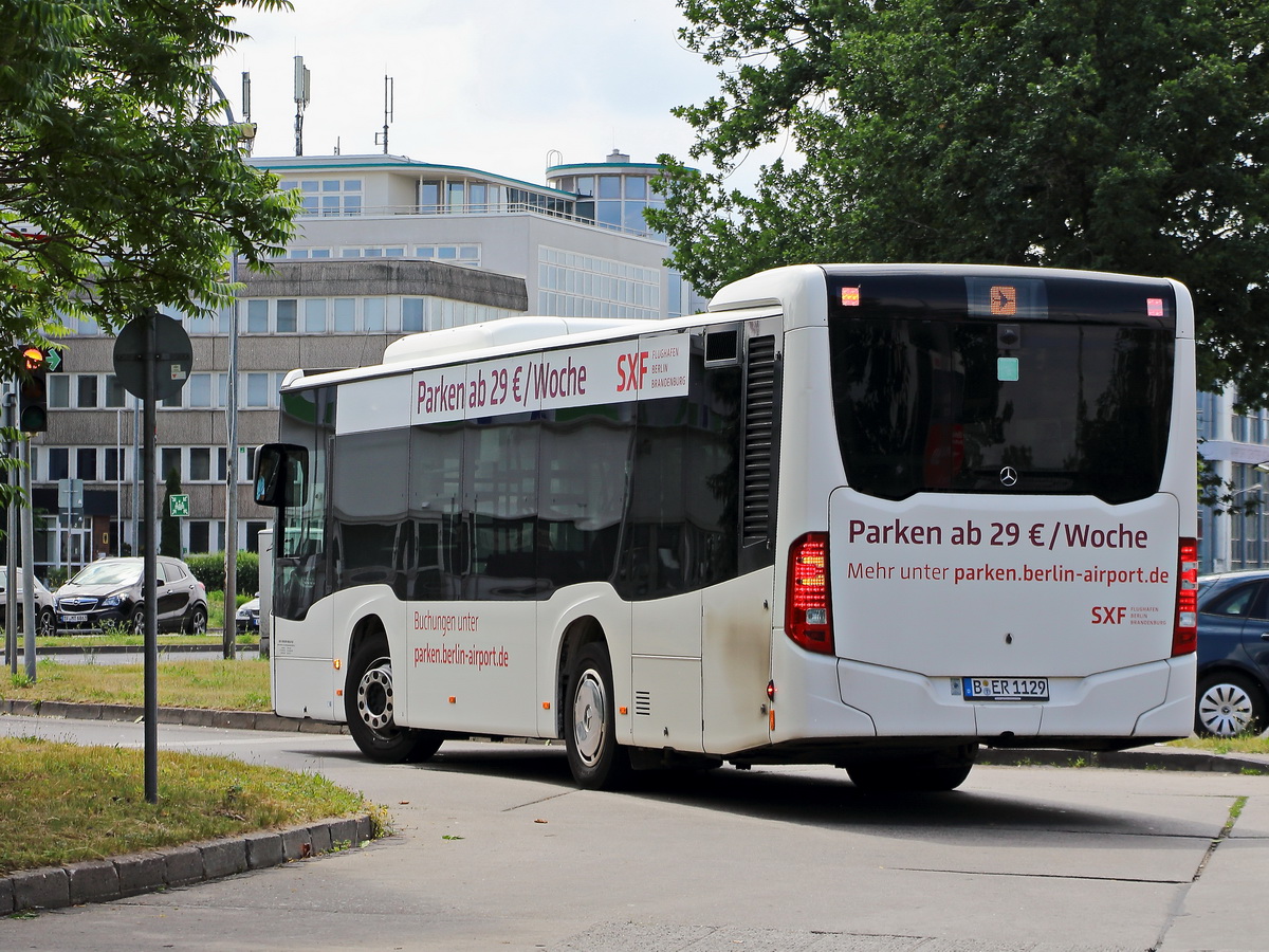 Daimler Citaro von Bus Verkehr Berlin KG (BVB) beim Abbiegevorgang vom Parkplatz des Regionalbahnhof Berlin Flughafen Schönefeld am 14. Juni 2020 in die Mittelstraße in Schönefeld.