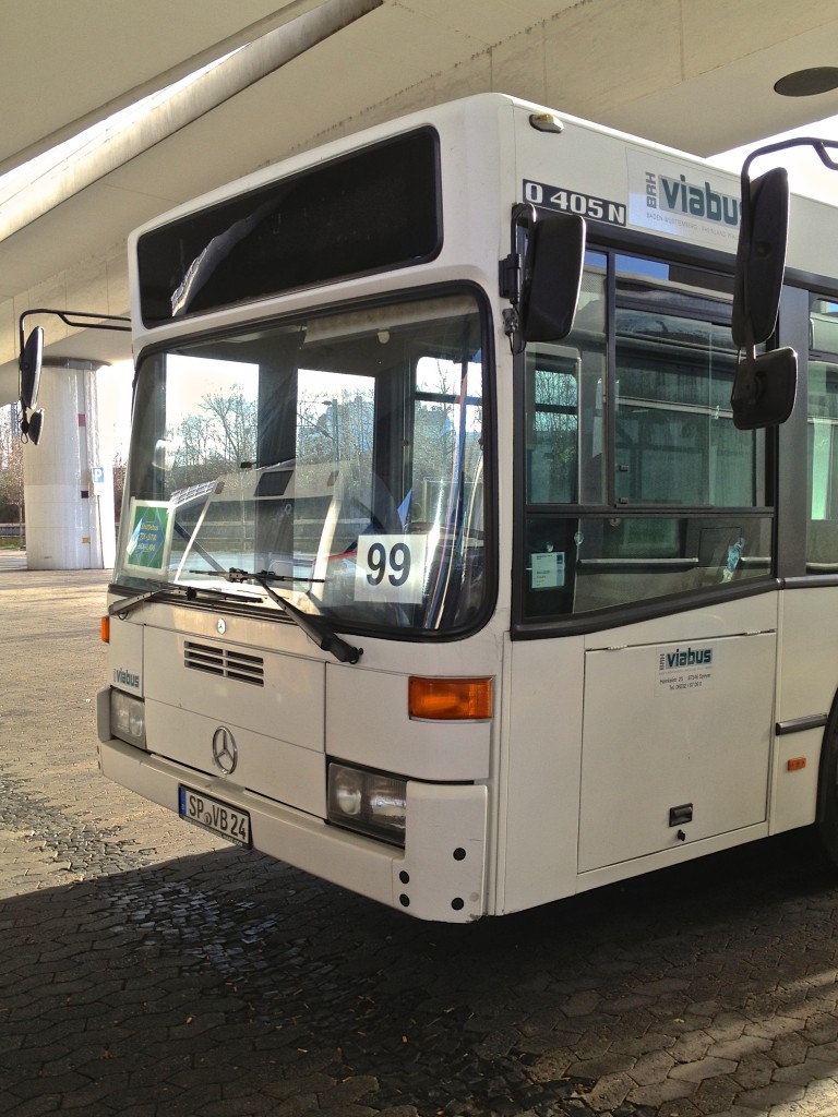 Dieser dreitrige Mercedes-Benz O 405N2 von Viabus war am 23.12.2013 am Hauptbahnhof Ludwigshafen abgestellt.