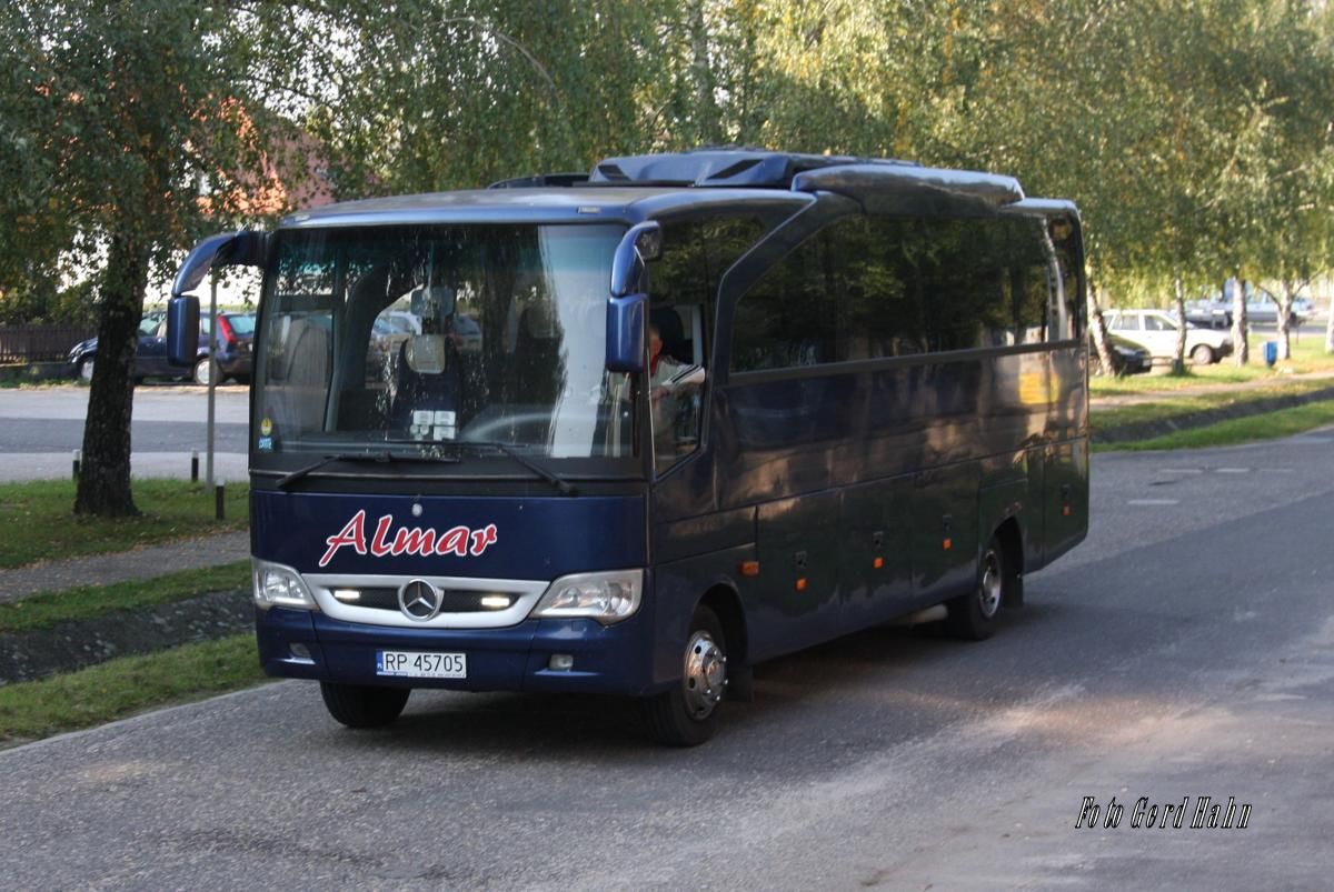 Dieser Mercedes Reisebus aus Polen war am 11.10.2014 in Mezökövesd Zsory in Ungarn unterwegs.