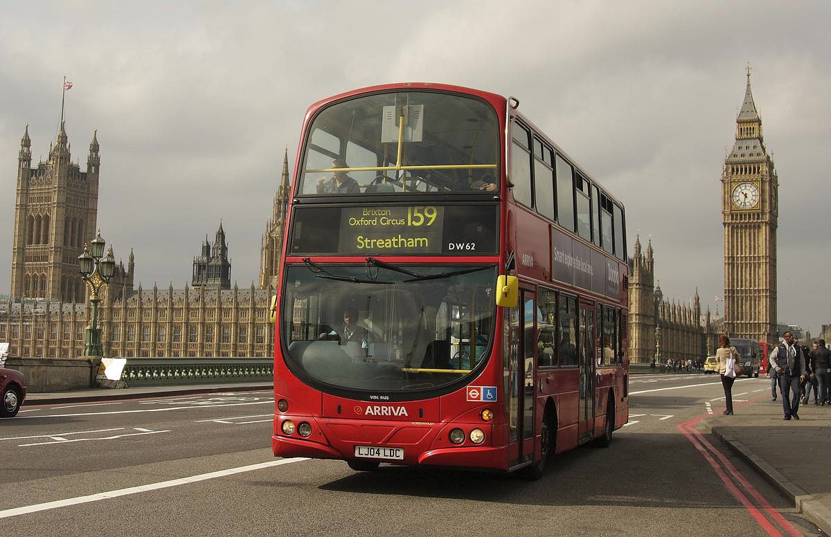 Doppelstockbus DW 62 von Arriva am 20.3.2014 auf der Westminster Bridge vor Big Ben.