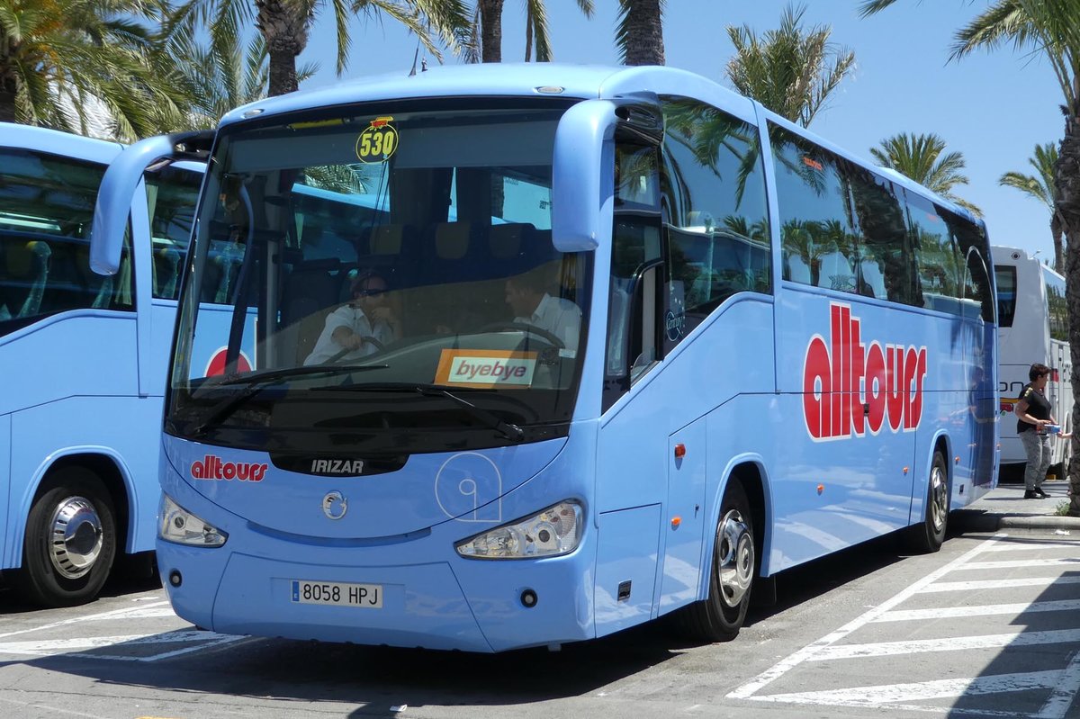 ein fr  alltours  eingesetzter Reisebus wartet auf ankommende Gste am Airport Palma / Mallorca im Juni 2016