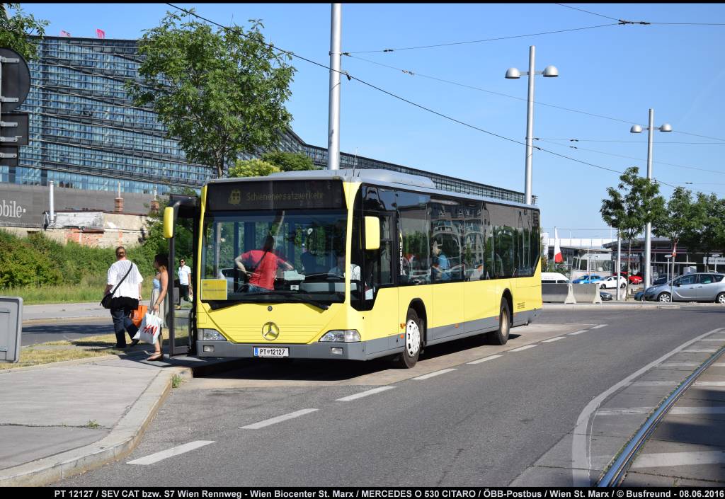 Ein MERCEDES O 530 CITARO im Landbusdesign unterwegs bei einem SEV in Wien