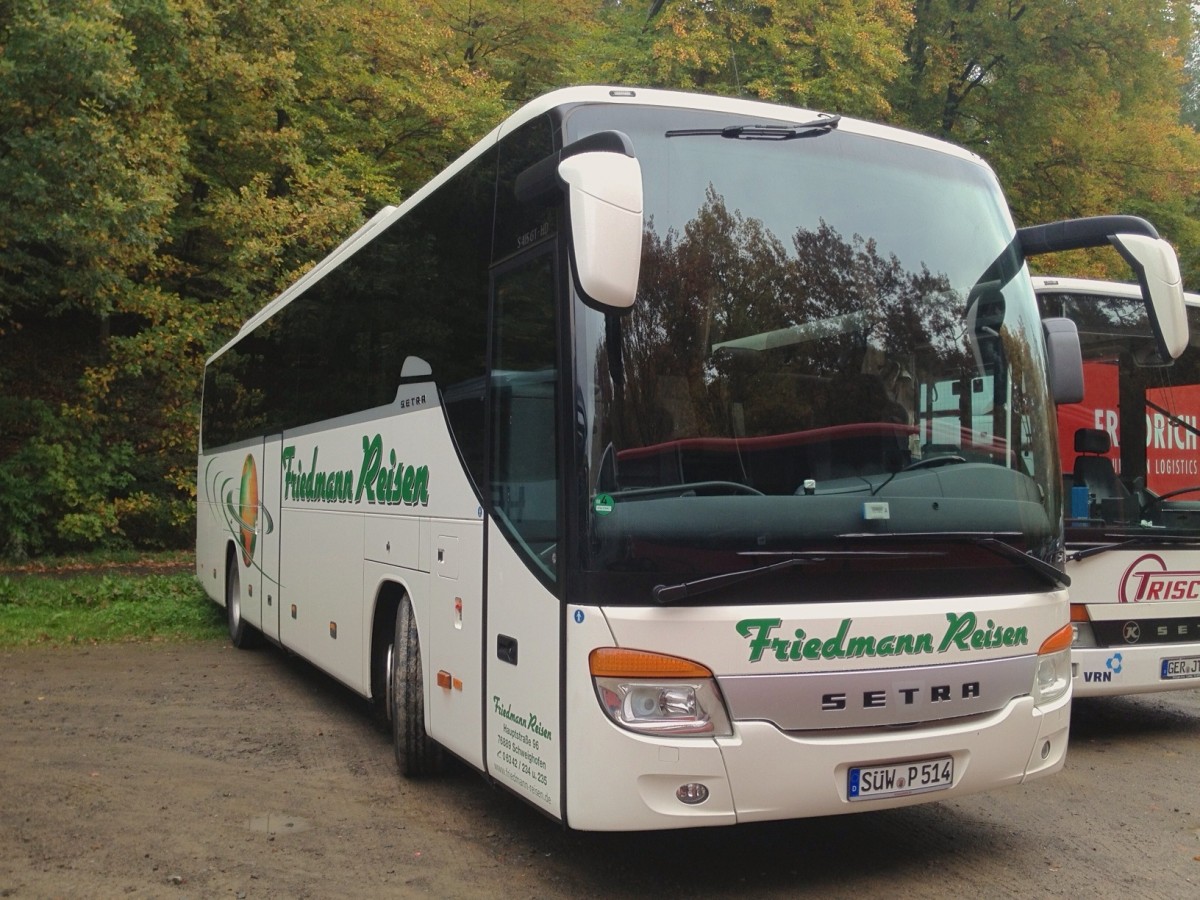 Ein Setra S415 GT-HD von Friedmann Reisen aus Schweighofen, abgestellt auf einem Groparkplatz fr Park-and-Ride-Busse am 20.10.2013.