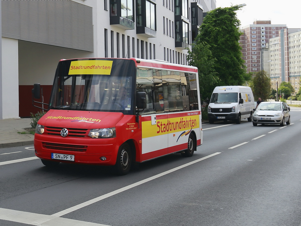 Einer der Stadtrundfahrten VW Kleinbusse in Rostock am 28.08.2018 nahe dem Doberaner Platz.