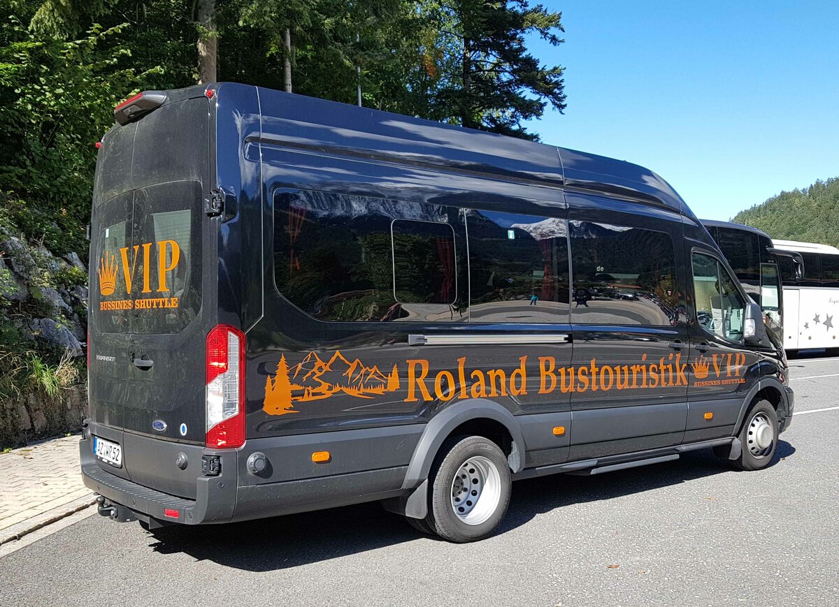 =Ford Transit von ROLAND-BUSTOURISTIK steht auf dem Busparkplatz am Knigsee, 09-2022