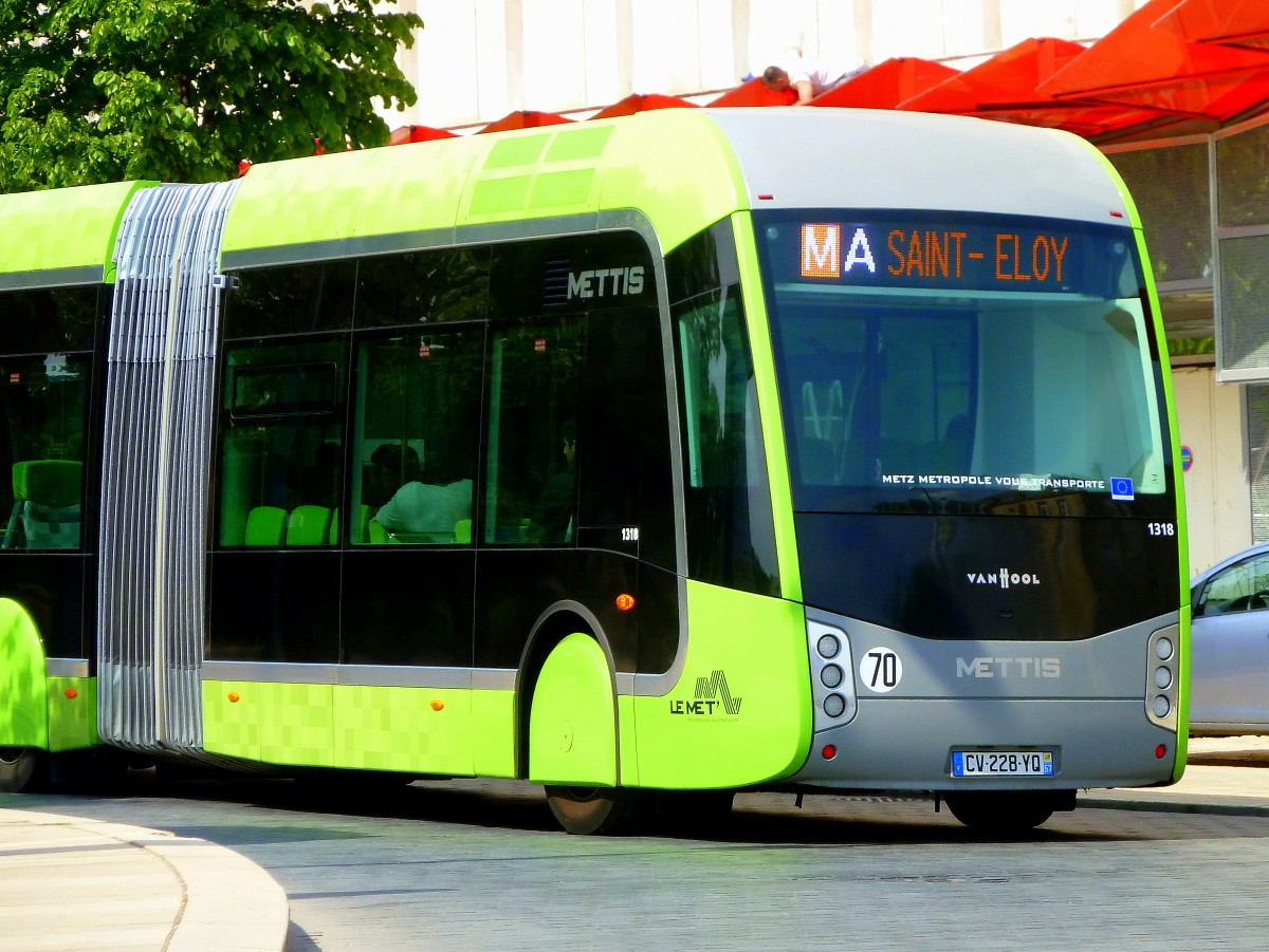 Frankreich, Lothringen, Metz, Place de la Rpublique. Die dreiteiligen diesel-elektrischen Hybridbusse METTIS werden von Van Hool auf der Basis der EquiCity Busse gebaut. Kapazitt: 150 Passagiere, Lnge: 23,820 m. Rckansicht. 24.04.2014