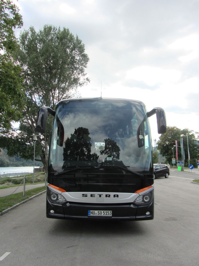 Frontansicht des neuen SETRA 515 HD aus der BRD im September 2013 in Weissenkirchen / Niedersterreich gesehen.
