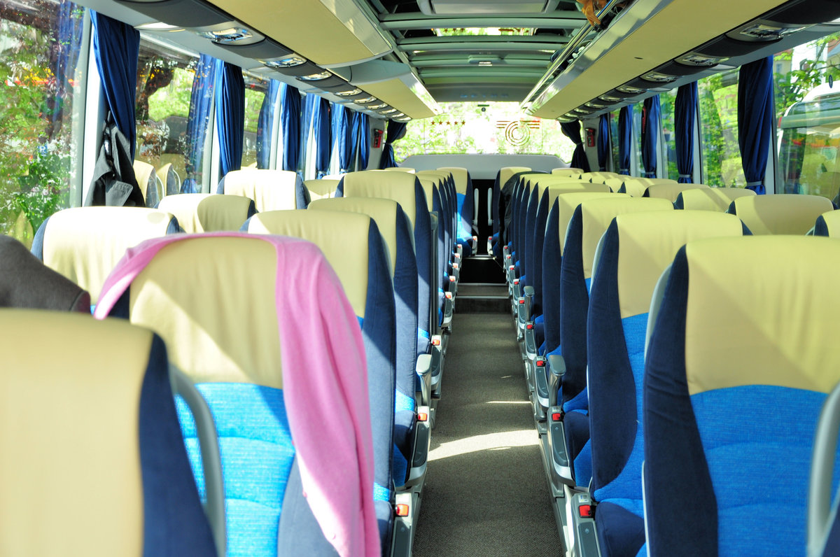 Gediegene Sitze im Luxusliner Setra 516 HDH von Perseus Reisen aus der BRD in Krems gesehen.