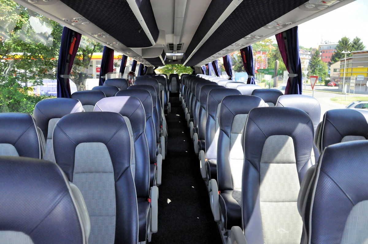 Gediegene Sitze im VOLVO 9700 von Schwarz Reisen aus sterreich,im Juni 2015 in Krems.