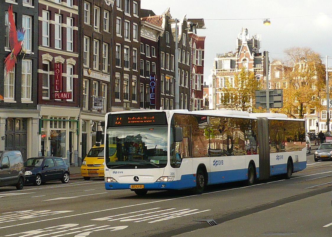 GVBA Bus 306 Mercedes-Benz Citaro G Baujahr 2009. Prins Hendrikkade, Amsterdam  13-11-2013.