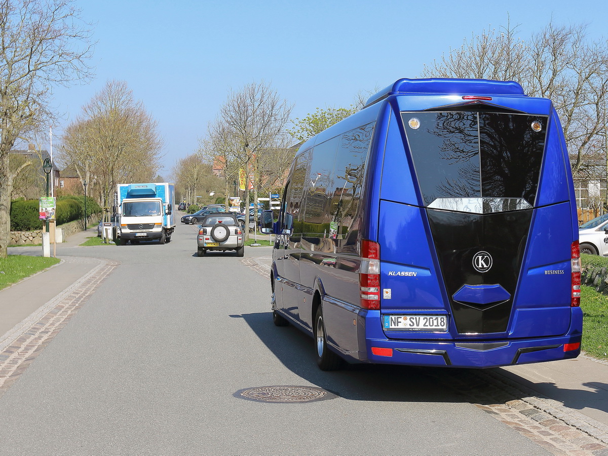 Heckpartie des Mercedes Benz Sprinter 519 CDI KLASSEN BUSINESS BUS der Sylter Verkehrsgesellschaft am 20. April 2018 in Keitum (Sylt).