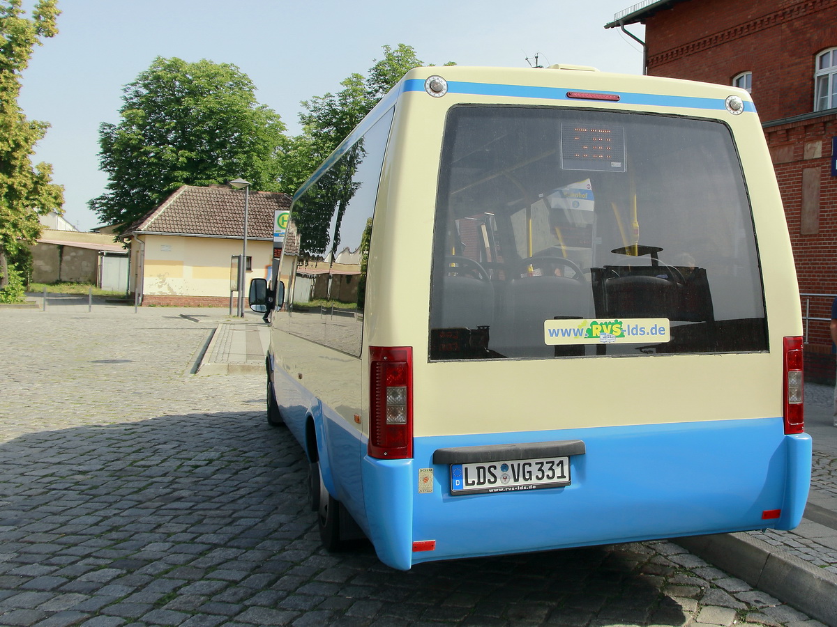 Heckpartie des  Renault Master der Regionale Verkehrsgesellschaft Dahme-Spreewald mbH (RVS) auf der StadtLinie 518 am 12. Juni 2019  am (Haupt)Bahnhof Lübben.