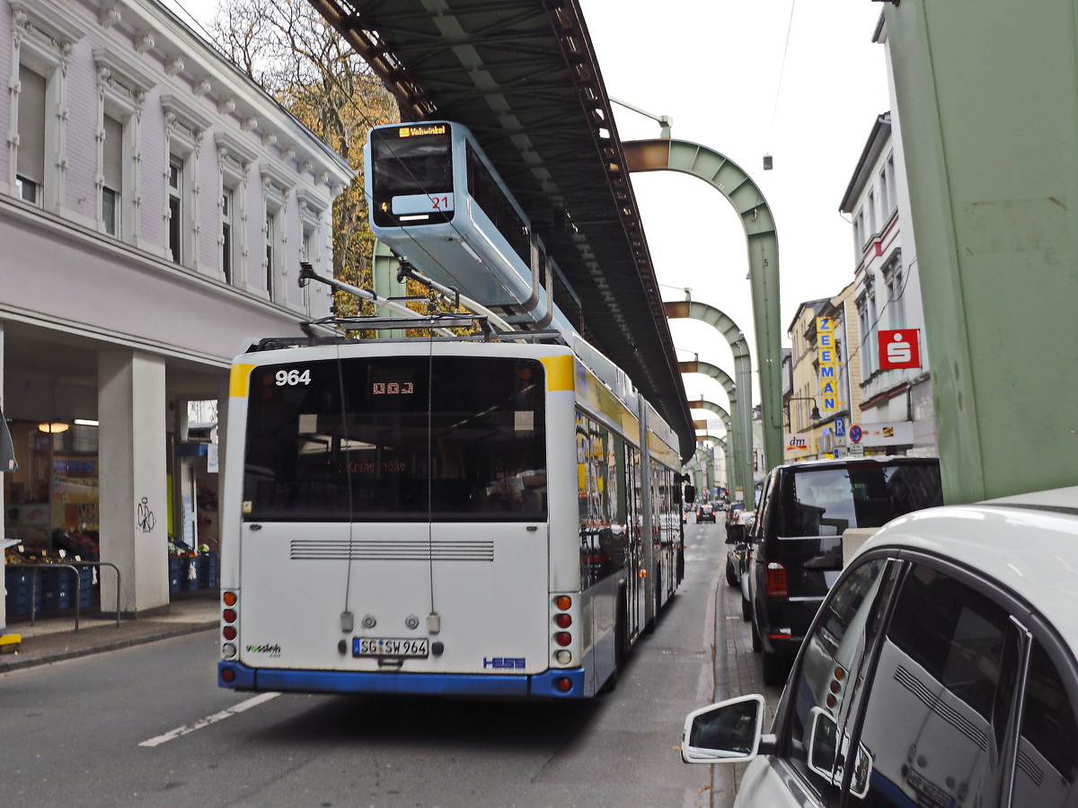 Heckpartie eines  HESS Vossloh Glieder O-Bus am 24. Oktober 2019 unter der Schwebebahn in Wuppertal.