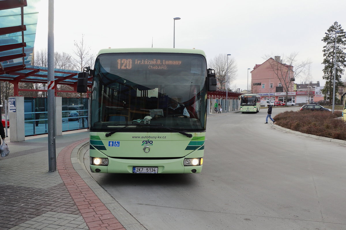 Im Busbahnhof Cheb am Bahnhof Cheb steht ein Bus des Herstellers Iveco-Irisbus Crossway am 21. Februar 2019.