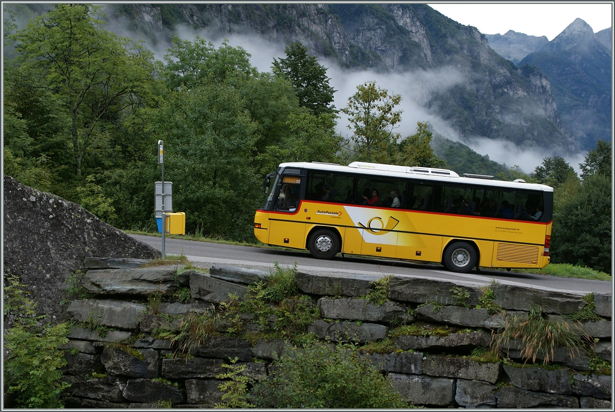 Im engen Tal am steilen Weg hlt ein Post-Bus in Foroglio.
16. Sept. 2013
