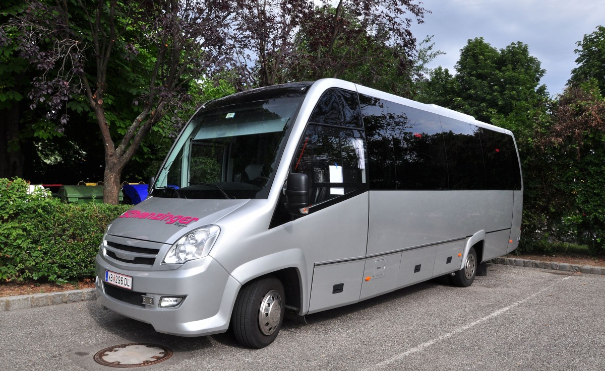 IVECO Kleinbus von Schanzinger Reisen aus sterreich am 5.Juli 2014 in Krems unterwegs.