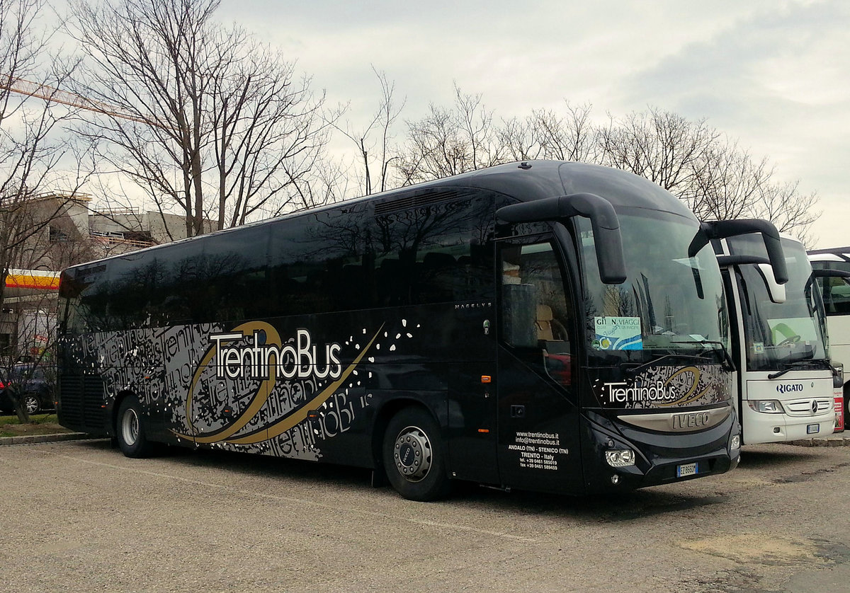 IVECO Magelys von Trentinobus Reisen aus Italien 03/2018 in Krems.
