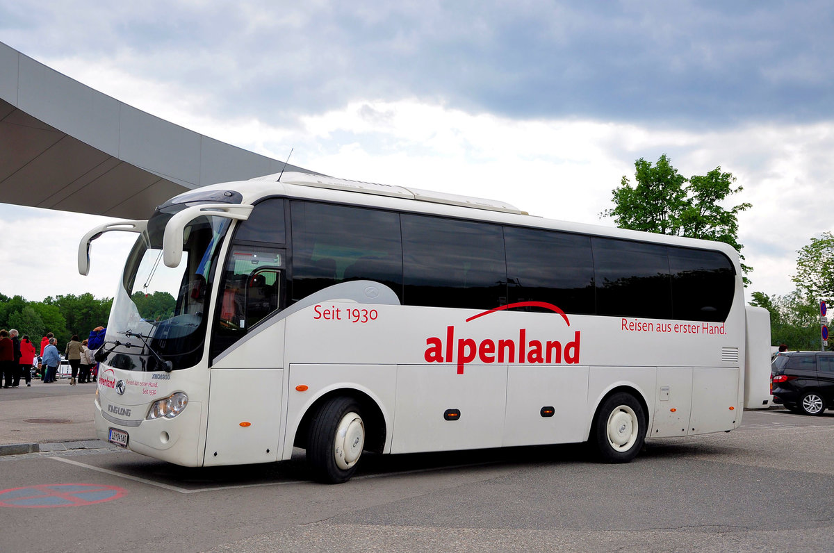 King Long XMQ6900 von Alpenland Reisen aus sterreich in Krems.