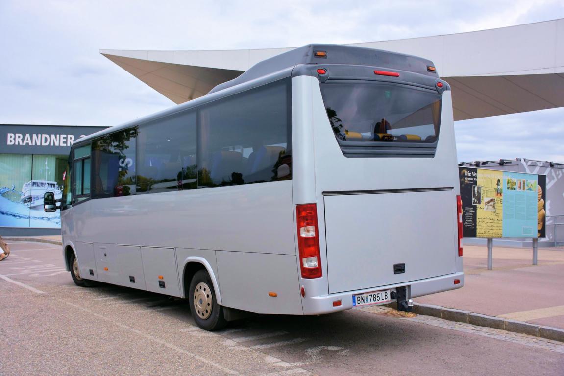 Kleinbus IVECO 65C 8 aus Niedersterreich in Krems.