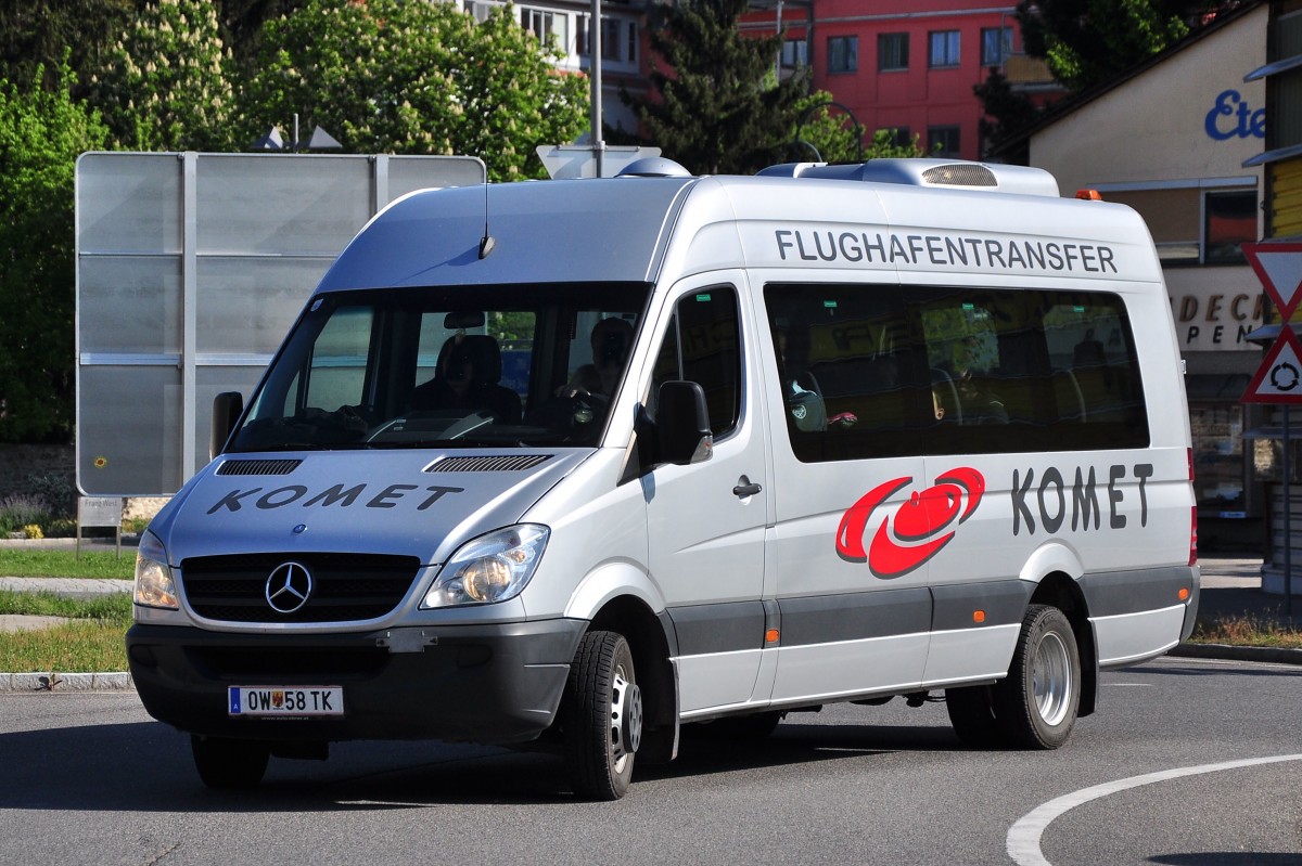Kleinbus Mercedes Sprinter vom Flughafentransfer Dienst Komet im Mai 2014 in Krems gesehen.
