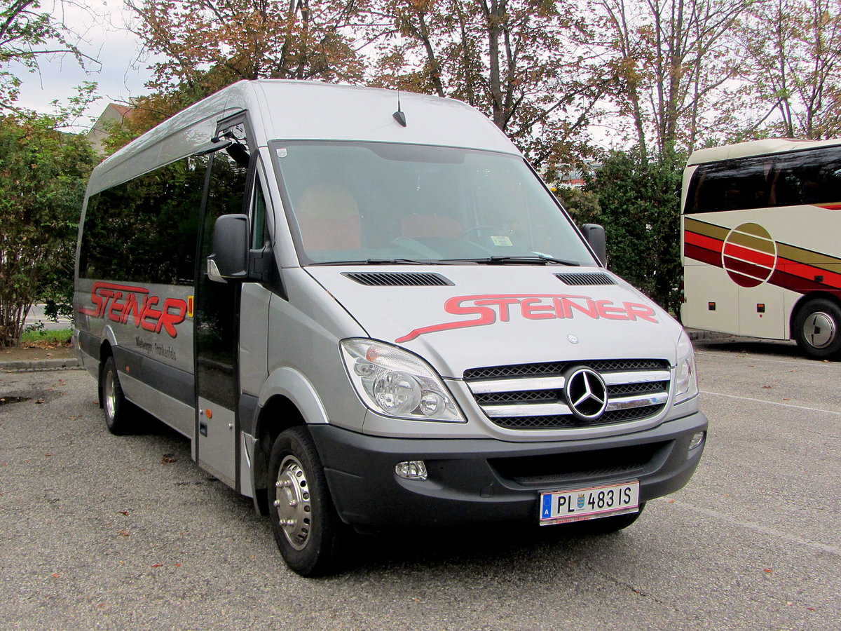 Kleinbus Mercedes Sprinter von Steiner Reisen aus Niedersterreich in Krems gesehen.
