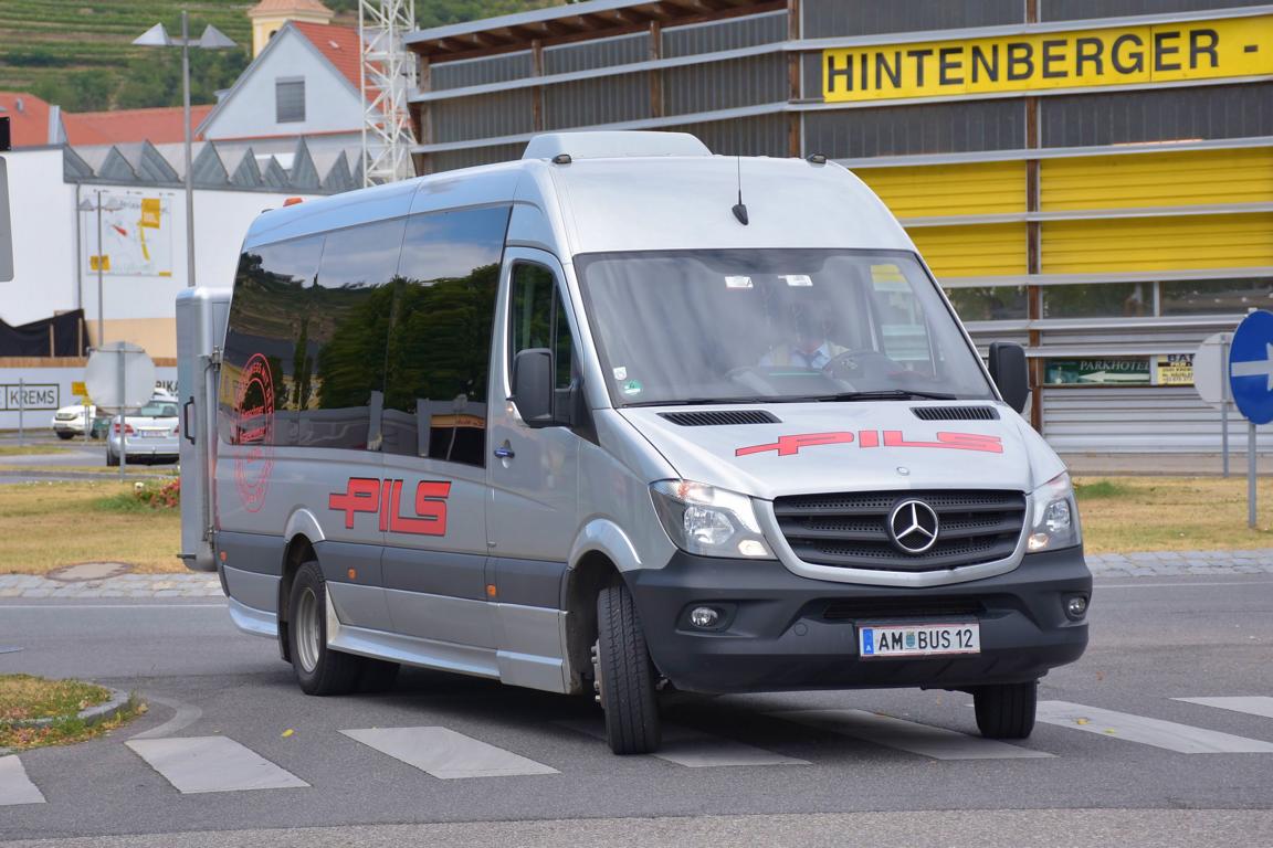 Kleinbus Mercedes Srinter von PILS Reisen aus N.. 06/2017 in Krems.