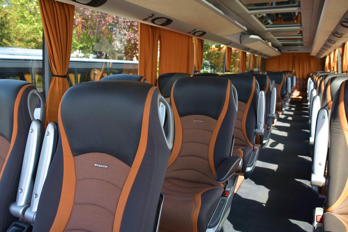 Kniglich  ausgestatteter Setra 416 HDH mit nur 3 Sitzreihen fr mehr  Beinfreiheit  von KNIG Reisen aus der BRD in Krems.