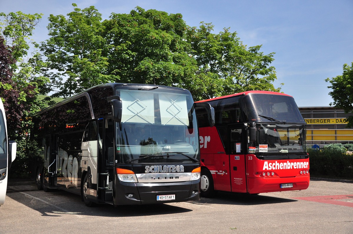 Links ein Setra 416 HDH von Schlatzer Reisen/sterreich und rechts ein Neoplan Cityliner von Aschenbrenner aus der BRD im Mai 2015 in Krems.