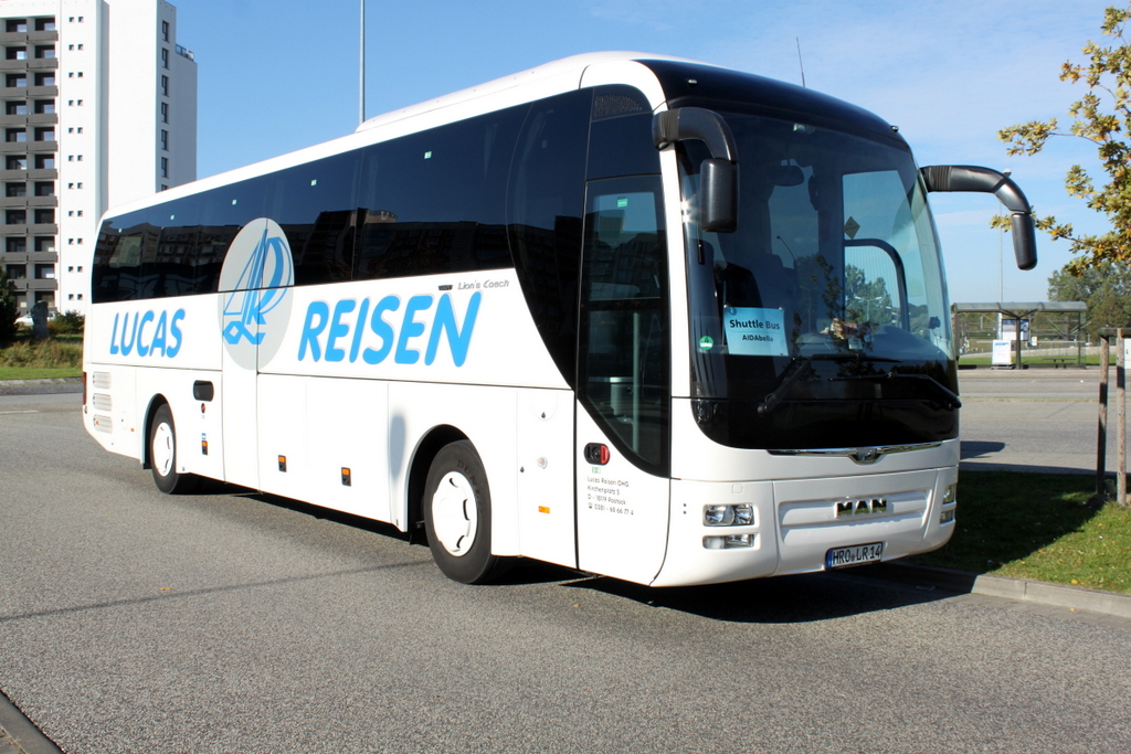MAN Lion´s Coach stand am 10.10.2015 als Shuttle-Bus fr das Kreuzfahrt-Schiff Aidabella vor dem Rostocker Hbf