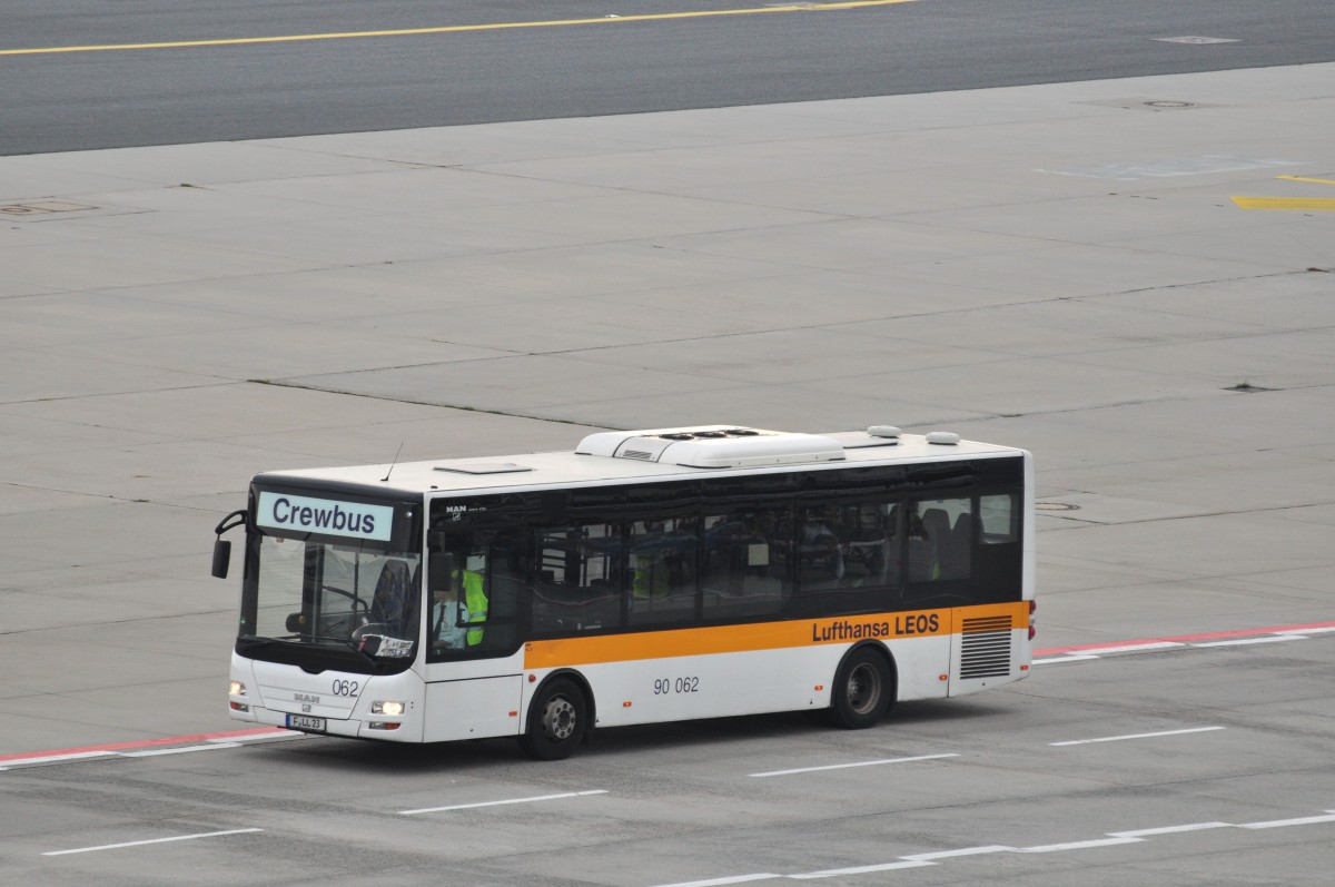 MAN Lions City - Crewbus am Vorfeld von Frankfurt/Main Airport unterwegs.Foto von der Besucherterrasse,26.9.2013.