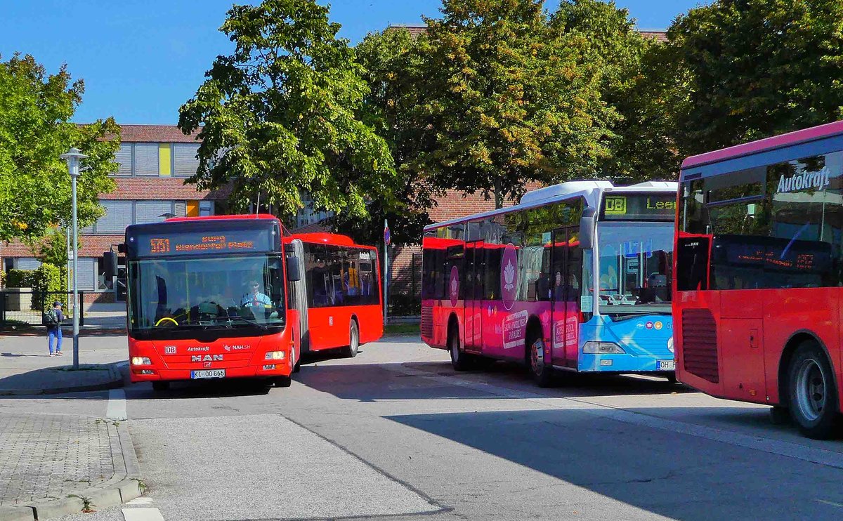 MAN Lion`s City-Gelenkbus von NAH.SH steht auf dem Busplatz von Burg/Fehmarn im September 2018