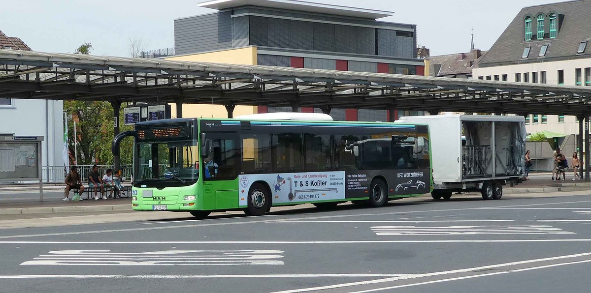 MAN Lion`s City von RhoenEnergie mit Fahrradanhnger steht im Juli 2018 am Fuldaer Bahnhof 