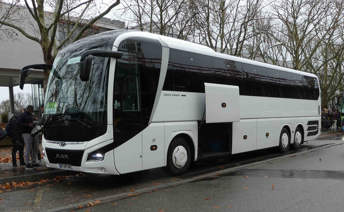 MAN Lion`s Coach im Auftrag von Flixbus wartet am HBF Karlsruhe auf Fahrgste, 12-2018