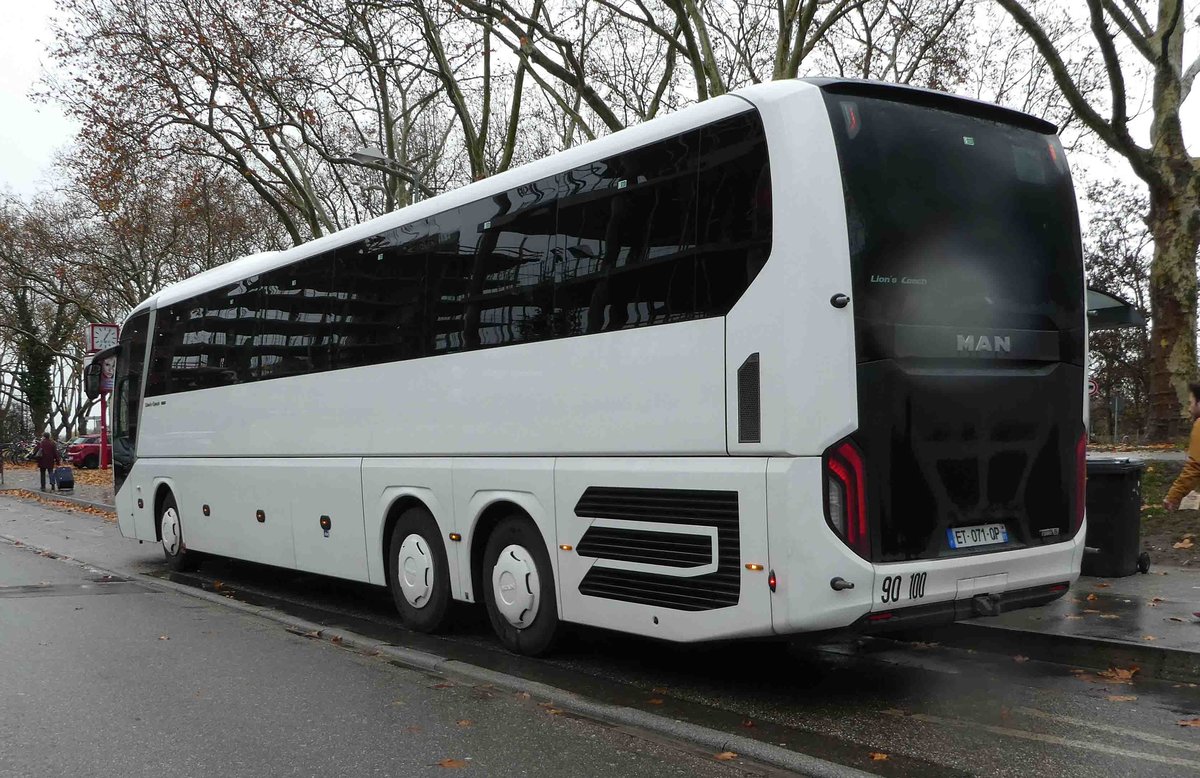 MAN Lion`s Coach im Auftrag von Flixbus wartet am HBF Karlsruhe auf Fahrgste, 12-2018