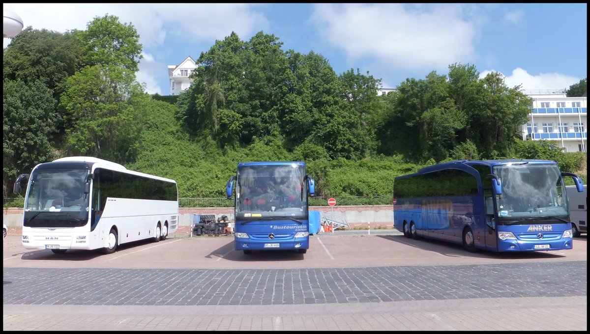 MAN Lion's Coach von Haller aus Deutschland und Mercedes Tourismo von Bustouristik Kapser aus Deutschland und Mercedes Travego von Anker aus Deutschland im Stadthafen Sassnitz.
