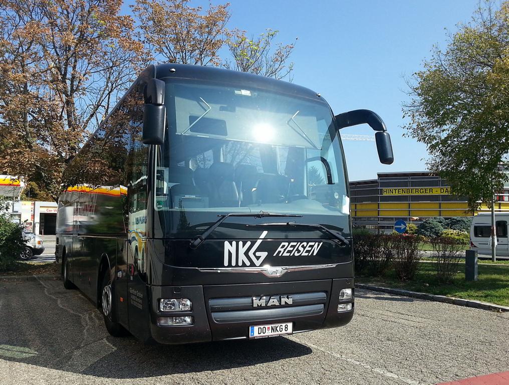 MAN Lion`s Coach von NKG Reisen (mit Radanhnger) aus sterreich in Krems.
